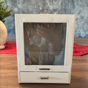 Elegant White Jewelry Organizer